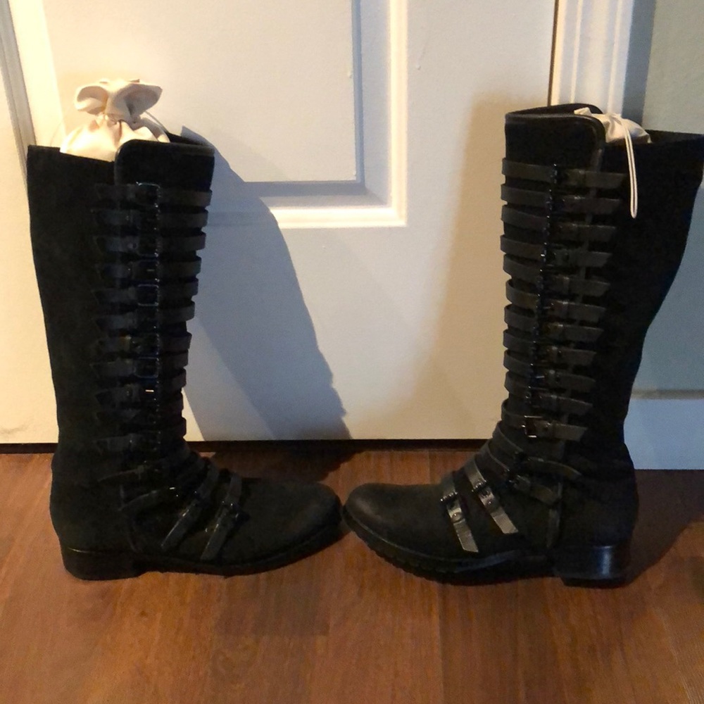 Black suede almost new women’s boots!